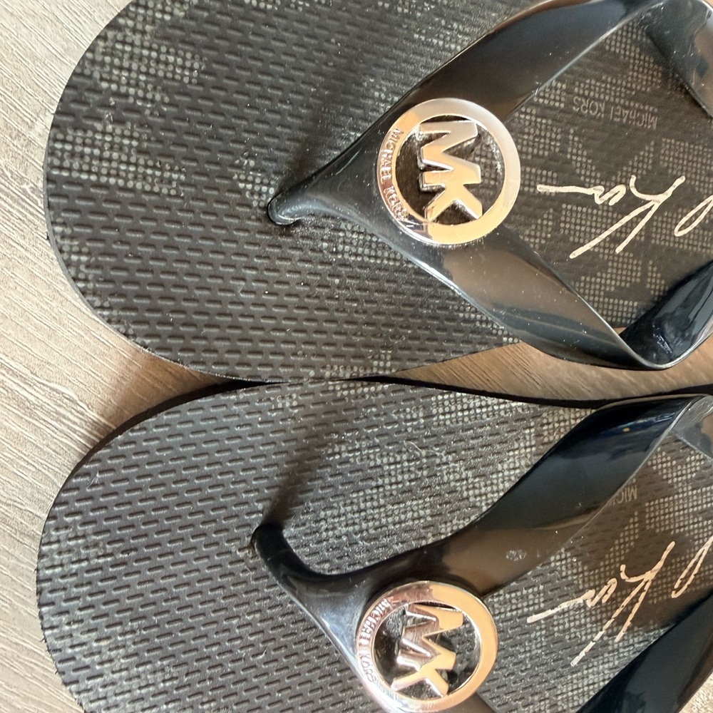 Michael Kor Black MK Logo Flip Flops - Picture 2 of 4